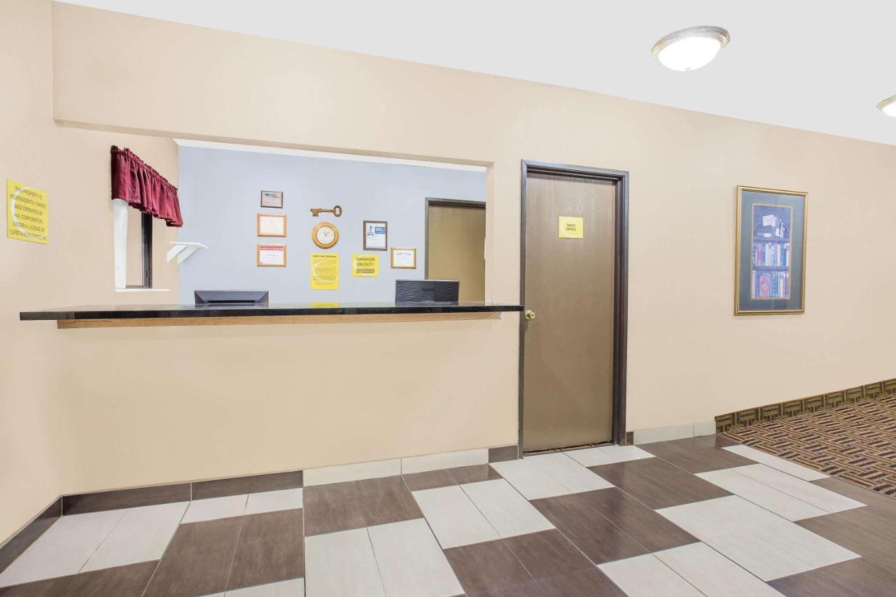 Boarders Inn & Suites By Cobblestone Hotels Waterloo Cedar Falls Exterior foto
