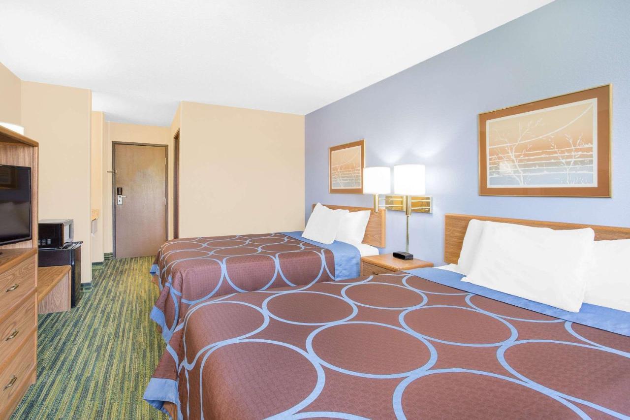 Boarders Inn & Suites By Cobblestone Hotels Waterloo Cedar Falls Exterior foto